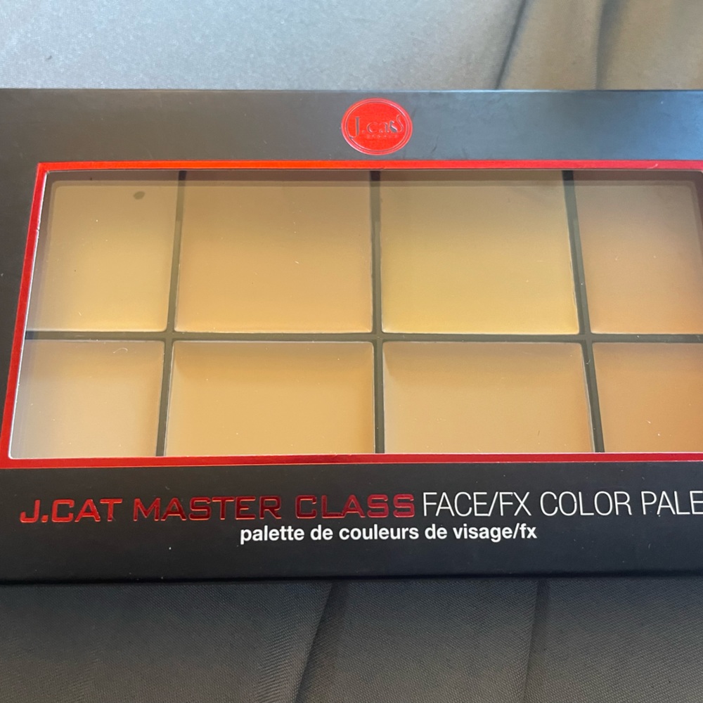 J Cat Beauty Master Class/fx color palette in 101 Light/medium